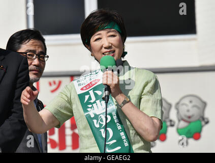 24. Juli 2016, railroad Tokyo, Japan - In ihrer letzten Kampagne für den Juli 31 Tokio Gouverneurswahl, Ex-Verteidigungsminister Japanisch Yuriko Koike liefert ihre Rede vor Tokyos Sugamo Station auf Swealtering Sonntag, 24. Juli 2016. Koike, 64, ein Nachrichtensprecher-gedreht-Politiker ist angeblich führt das Rennen ohne Unterstützung aus ihrer eigenen Partei, der regierenden Liberaldemokratischen Partei. (Foto von Natsuki Sakai/AFLO) AYF - mis- Stockfoto