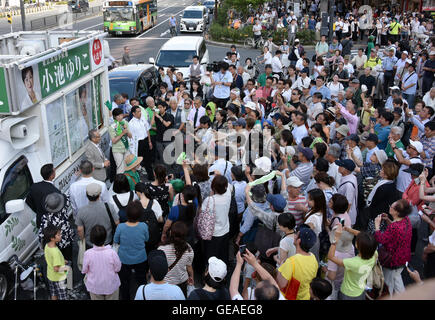 24. Juli 2016, railroad Tokyo, Japan - In ihrer letzten Kampagne für den Juli 31 Tokio Gouverneurswahl, Ex-Verteidigungsminister Japanisch Yuriko Koike liefert ihre Rede vor Tokyos Sugamo Station auf Swealtering Sonntag, 24. Juli 2016. Koike, 64, ein Nachrichtensprecher wandte sich Politiker führt das Rennen ohne Unterstützung aus ihrer eigenen Partei, der regierenden Liberaldemokratischen Partei. (Foto von Natsuki Sakai/AFLO) AYF - mis- Stockfoto