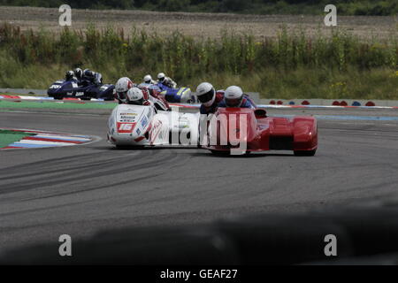 Brian Grayt/Adam Christie und Ben Birchall/Tom Birchall Reiten in den Qualifikationsrunden der Hyundai Heavy Industries britische Gespanne in Thruxton 23. Juli 2016. Stockfoto