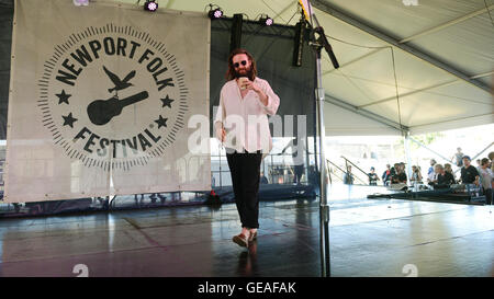 Newport, RI, USA. 24. Juli 2016. Father John Misty führt auf das Jahr 2016 Newport Folk Festival. Newport, Rhode Island. 24.07.16. Sun-Sentinel Personal Fotograf Jim Rassol.SOUTH FLORIDA heraus; KEINE MAGS; KEIN VERKAUF; KEIN INTERNET; KEIN FERNSEHER. © Sun-Sentinel/ZUMA Draht/Alamy Live-Nachrichten Stockfoto