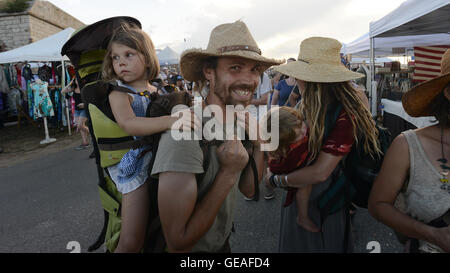 Newport, RI, USA. 24. Juli 2016. Musik-Fans genießen die 2016 Newport Folk Festival. Newport, Rhode Island. 24.07.16. Sun-Sentinel Personal Fotograf Jim Rassol.SOUTH FLORIDA heraus; KEINE MAGS; KEIN VERKAUF; KEIN INTERNET; KEIN FERNSEHER. © Sun-Sentinel/ZUMA Draht/Alamy Live-Nachrichten Stockfoto