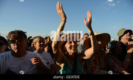 Newport, RI, USA. 24. Juli 2016. Musik-Fans genießen die 2016 Newport Folk Festival. Newport, Rhode Island. 24.07.16. Sun-Sentinel Personal Fotograf Jim Rassol.SOUTH FLORIDA heraus; KEINE MAGS; KEIN VERKAUF; KEIN INTERNET; KEIN FERNSEHER. © Sun-Sentinel/ZUMA Draht/Alamy Live-Nachrichten Stockfoto