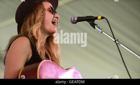 Newport, RI, USA. 24. Juli 2016. Margo Price führt auf das Jahr 2016 Newport Folk Festival. Newport, Rhode Island. 24.07.16. Sun-Sentinel Personal Fotograf Jim Rassol.SOUTH FLORIDA heraus; KEINE MAGS; KEIN VERKAUF; KEIN INTERNET; KEIN FERNSEHER. © Sun-Sentinel/ZUMA Draht/Alamy Live-Nachrichten Stockfoto