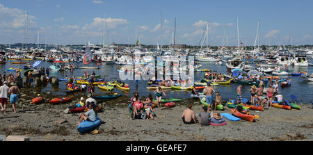 Newport, RI, USA. 24. Juli 2016. Musik-Fans genießen die 2016 Newport Folk Festival. Newport, Rhode Island. 24.07.16. Sun-Sentinel Personal Fotograf Jim Rassol.SOUTH FLORIDA heraus; KEINE MAGS; KEIN VERKAUF; KEIN INTERNET; KEIN FERNSEHER. © Sun-Sentinel/ZUMA Draht/Alamy Live-Nachrichten Stockfoto