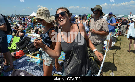 Newport, RI, USA. 24. Juli 2016. Musik-Fans genießen die 2016 Newport Folk Festival. Newport, Rhode Island. 24.07.16. Sun-Sentinel Personal Fotograf Jim Rassol.SOUTH FLORIDA heraus; KEINE MAGS; KEIN VERKAUF; KEIN INTERNET; KEIN FERNSEHER. © Sun-Sentinel/ZUMA Draht/Alamy Live-Nachrichten Stockfoto