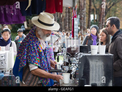 Sydney, Australien. 24. Juli 2016. Ein Mitarbeiter macht Kaffee auf dem Felsen-Aroma-Festival in Sydney, Australien, 24. Juli 2016. Die Felsen Aroma Festival startete am Sonntag in Sydney, wo Menschen probieren behandelt von Boutique Kaffee Röster, Chocolatiers und Tee-Macher. © Zhu Hongye/Xinhua/Alamy Live-Nachrichten Stockfoto