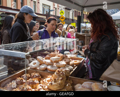 Sydney, Australien. 24. Juli 2016. Kunden kaufen Donuts auf dem Felsen-Aroma-Festival in Sydney, Australien, 24. Juli 2016. Die Felsen Aroma Festival startete am Sonntag in Sydney, wo Menschen probieren behandelt von Boutique Kaffee Röster, Chocolatiers und Tee-Macher. © Zhu Hongye/Xinhua/Alamy Live-Nachrichten Stockfoto