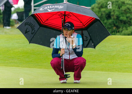 Irvine, Schottland. 24. Juli 2016. Die Ladies Scottish Open Championship fand über Dundonald Links Golf Course in der Nähe von Irvine, Ayrshire, Schottland, Großbritannien mit einer internationalen Liste der Wettbewerber. Bei starkem Regen versehen die drei Top-Spieler aus Runde 2, Isabelle Boineau aus Frankreich, Linda Werssberg aus Schweden und Becky Morgan aus Wales, eine Ausstellung des großen Golf. Bildnachweis: Findlay/Alamy Live-Nachrichten Stockfoto