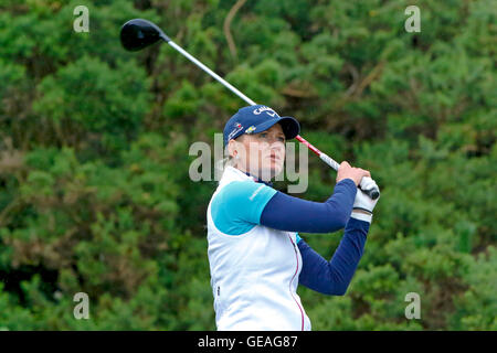 Irvine, Schottland. 24. Juli 2016. Die Ladies Scottish Open Championship fand über Dundonald Links Golf Course in der Nähe von Irvine, Ayrshire, Schottland, Großbritannien mit einer internationalen Liste der Wettbewerber. Bei starkem Regen versehen die drei Top-Spieler aus Runde 2, Isabelle Boineau aus Frankreich, Linda Werssberg aus Schweden und Becky Morgan aus Wales, eine Ausstellung des großen Golf. Bildnachweis: Findlay/Alamy Live-Nachrichten Stockfoto