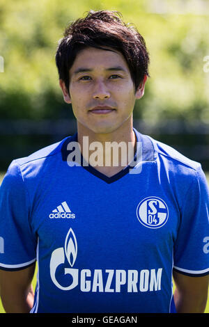 Deutsche Bundesliga-Fußball-Spieler Atsuto Uchida vom FC Schalke 04-Team posiert für ein Teamfoto in Vorbereitung auf die Saison 2016/17 in der Veltins-Arena, Gelsenkirchen, Deutschland, 20. Juli 2016. Foto: Marcel Kusch/dpa Stockfoto