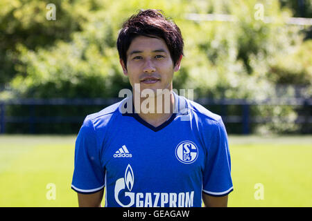 Deutsche Bundesliga-Fußball-Spieler Atsuto Uchida vom FC Schalke 04-Team posiert für ein Teamfoto in Vorbereitung auf die Saison 2016/17 in der Veltins-Arena, Gelsenkirchen, Deutschland, 20. Juli 2016. Foto: Marcel Kusch/dpa Stockfoto