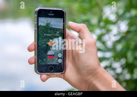 Meudon, Frankreich. 24. Juli 2016. Apple iPhone5s mit Pokemon Go Anwendung, Hände eines Teenagers, spielt in den Wald von Meudon am ersten Tag des Lanching des Spiels in Frankreich, auf Kredit-24. Juli 2016: Delphotos/Alamy Live News Stockfoto