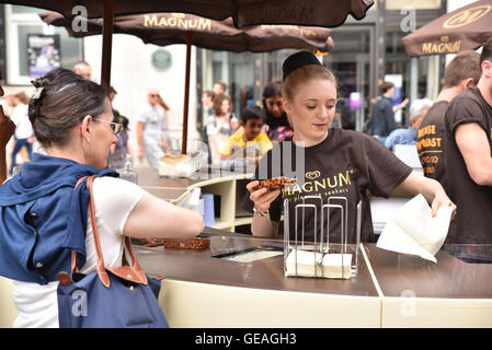 Regent Street, London, UK. 24. Juli 2016. Regent Street ist für Summer Streets jeden Sonntag im Juli geschlossen. © Matthew Chattle Stockfoto