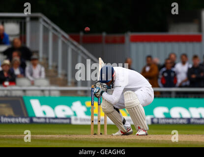 Old Trafford Cricket Ground, Manchester, UK. 24. Juli 2016. International Cricket 2. Investec Test England gegen Pakistan. England Schlagmann Alex Hales entnimmt ein Türsteher aus Pakistan Melone Mohammad Amir Ausweichmanöver. Pakistan waren alle aus 198 in Reaktion auf Englands 1. Innings insgesamt 589-8. © Aktion Plus Sport/Alamy Live-Nachrichten Stockfoto