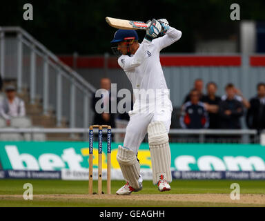 Old Trafford Cricket Ground, Manchester, UK. 24. Juli 2016. International Cricket 2. Investec Test England gegen Pakistan. England Schlagmann Alex Hales spielt einen Schuss auf das abseits. Pakistan waren alle aus 198 in Reaktion auf Englands 1. Innings insgesamt 589-8. © Aktion Plus Sport/Alamy Live-Nachrichten Stockfoto