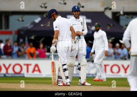 Old Trafford Cricket Ground, Manchester, UK. 24. Juli 2016. International Cricket 2. Investec Test England gegen Pakistan. England-Dosenöffner Alastair Cook und Alex Hales verleihen wie Möwen über vor dem Old Trafford-Pavillion fliegen. Pakistan waren alle aus 198 in Reaktion auf Englands 1. Innings insgesamt 589-8. © Aktion Plus Sport/Alamy Live-Nachrichten Stockfoto