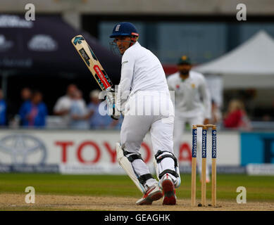 Old Trafford Cricket Ground, Manchester, UK. 24. Juli 2016. International Cricket 2. Investec Test England gegen Pakistan. England-Schlagmann Alex Hales wird ein Abschuss der Legside. Pakistan waren alle aus 198 in Reaktion auf Englands 1. Innings insgesamt 589-8. © Aktion Plus Sport/Alamy Live-Nachrichten Stockfoto