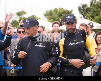 Portsmouth, UK, 24. Juli 2016. lain Percy (rechts), Teamleiter und Taktiker der Artemis Team Racing ist von Befürwortern begrüßt Wie kommt er an Land nach dem zweiten Tag des Laufens in den Americas Cup World Series in Portsmouth: Simon evans/alamy leben Nachrichten Stockfoto