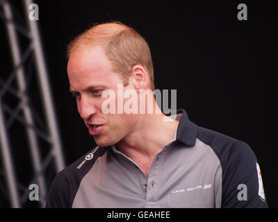 Portsmouth, UK, 24. Juli 2016. Der Duke of Cambridge bereitet, Pokale für die Siegerteams von The Americas Cup World Series in Portsmouth zu präsentieren. Bildnachweis: Simon Evans/Alamy Live News Stockfoto