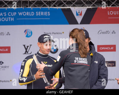 Portsmouth, UK, 24. Juli 2016. Die Herzogin von Cambridge präsentiert einen Konkurrenten Team Trophy um team Artemis in The Americas Cup World Series in Portsmouth. Bildnachweis: Simon Evans/Alamy Live News Stockfoto