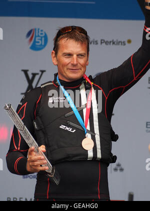 Portsmouth, UK, 24. Juli 2016. Dean Barker, Skipper und CEO von softbank Team Japan feiert auf dem Podium an der Americas Cup World Series in Portsmouth.: Simon evans/alamy leben Nachrichten Stockfoto