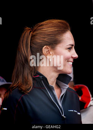 Portsmouth, UK, 24. Juli 2016. Die Herzogin von Cambridge präsentiert die Gewinner Trophäen in The Americas Cup World Series in Portsmouth. Bildnachweis: Simon Evans/Alamy Live News Stockfoto