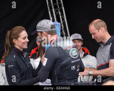 Portsmouth, UK, 24. Juli 2016. Sir Ben Ainslie spricht mit der Herzogin von Cambridge, wie sie ihn mit der Gewinner-Trophäe in The Americas Cup World Series in Portsmouth präsentiert. Bildnachweis: Simon Evans/Alamy Live News Stockfoto