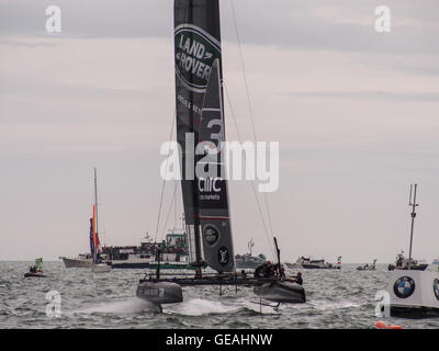 Portsmouth, UK, 24. Juli 2016. Land Rover Ben Ainslie Racing Speed zu sammeln, wie Sie zwei von drei Rennen gewinnen, während der zweite Tag des Laufens im Americas Cup World Series in Portsmouth.: Simon evans/alamy leben Nachrichten Stockfoto