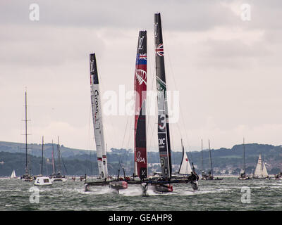 Portsmouth, UK, 24. Juli 2016. Land Rover Ben Ainslie Racing, Emirates Team New Zealand und groupama Team Frankreich Rennen für Position während des zweiten Tages der Racing beim Americas Cup World Series in Portsmouth.: Simon evans/alamy leben Nachrichten Stockfoto