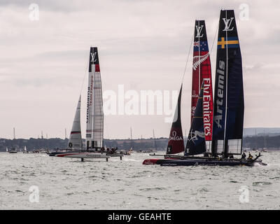 Portsmouth, UK, 24. Juli 2016. Team New Zealand, Artemis Team und team Groupama Frankreich rennen Emirates für Position während des zweiten Tages der Racing beim Americas Cup World Series in Portsmouth.: Simon evans/alamy leben Nachrichten Stockfoto