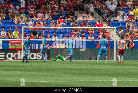 New York, NY USA - 24. Juli 2016: Josh Saunders (12) von New York City FC spart Ziel bei MLS-Spiel gegen die New York Red Bulls in der Red Bull Arena. Red Bulls gewann 4: 1 Stockfoto