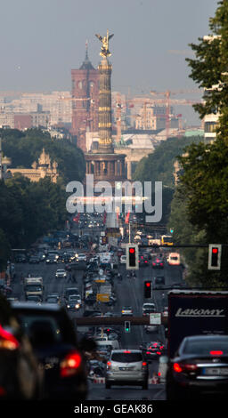 Berlin, Deutschland. 21. Juli 2016. Verkehr in der Innenstadt von Berlin, Deutschland, 21. Juli 2016. Foto: PAUL ZINKEN/Dpa/Alamy Live News Stockfoto