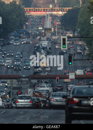 Berlin, Deutschland. 21. Juli 2016. Verkehr in der Innenstadt von Berlin, Deutschland, 21. Juli 2016. Foto: PAUL ZINKEN/Dpa/Alamy Live News Stockfoto