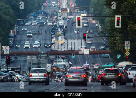 Berlin, Deutschland. 21. Juli 2016. Verkehr in der Innenstadt von Berlin, Deutschland, 21. Juli 2016. Foto: PAUL ZINKEN/Dpa/Alamy Live News Stockfoto