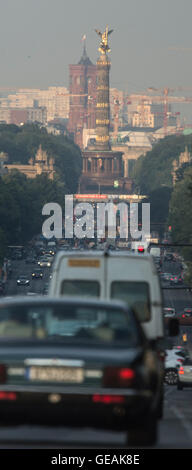 Berlin, Deutschland. 21. Juli 2016. Verkehr in der Innenstadt von Berlin, Deutschland, 21. Juli 2016. Foto: PAUL ZINKEN/Dpa/Alamy Live News Stockfoto