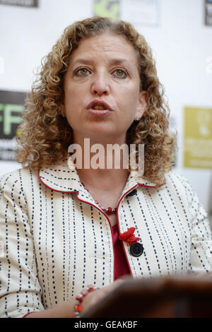 FORT LAUDERDALE, FL - NOVEMBER 11: Debbie Wasserman Schultz besucht die 29. jährlichen Fort Lauderdale International Film Festival Cinema Paradiso, posttraumatischen Belastungsstörung auf Veteran'sDay am 11. November 2014 in Fort Lauderdale, Florida zu markieren. Bildnachweis: mpi04/MediaPunch Stockfoto