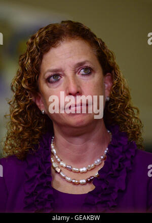 MIAMI, FL - 01. Juni: Debbie Wasserman Schultz US Repräsentant (FL-23) besuchen Sie den Beginn der Hurrikan-Saison-Pressekonferenz am NOAA nationale Hurrikan-Mitte am 1. Juni 2015 in Miami Beach, Florida. Bildnachweis: MPI10 / MediaPunch Stockfoto