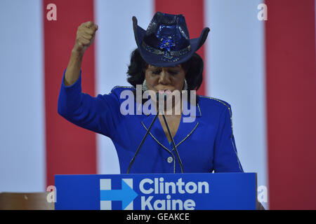 MIAMI, FL - 23.Juli: United States House Of Representatives Frederica Wilson spricht während einer Kundgebung für den mutmaßlichen demokratischen Kandidaten für Präsident und ehemalige US-Außenministerin Hillary Clinton und der demokratische Kandidat für Vice Präsident, US-Senator Tim Kaine (D -VA) an der Florida International University Panther Arena in Miami, Florida am 23. Juli 2016. Mit zwei Tage bis der Democratic National Convention ist Hillary Clinton in Florida Wahlkampf.   Bildnachweis: MPI10 / MediaPunch Stockfoto