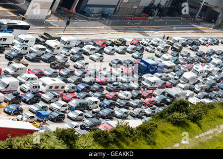 Warteschlange für Datenverkehr. 10 Fahrspuren, die bei hohen Sommertemperaturen für die Grenzkontrollen im englischen Hafen von Dover anstehen. Serve Disruption an der nebeneinanderliegenden French Frontier Control am Dover Fährhafen. Stockfoto