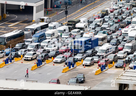 Warteschlange für Datenverkehr. 10 Fahrspuren, die bei hohen Sommertemperaturen für die Grenzkontrollen im englischen Hafen von Dover anstehen. Serve Disruption an der nebeneinanderliegenden French Frontier Control am Dover Fährhafen. Stockfoto