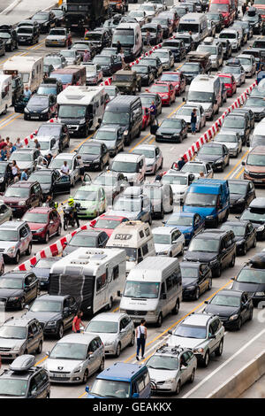 Warteschlange für Datenverkehr. 10 Fahrspuren, die bei hohen Sommertemperaturen für die Grenzkontrollen im englischen Hafen von Dover anstehen. Serve Disruption an der nebeneinanderliegenden French Frontier Control am Dover Fährhafen. Stockfoto