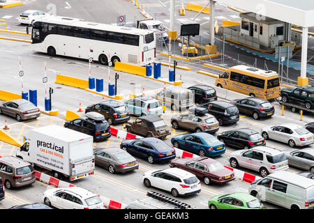 Warteschlange für Datenverkehr. 10 Fahrspuren, die bei hohen Sommertemperaturen für die Grenzkontrollen im englischen Hafen von Dover anstehen. Serve Disruption an der nebeneinanderliegenden French Frontier Control am Dover Fährhafen. Stockfoto