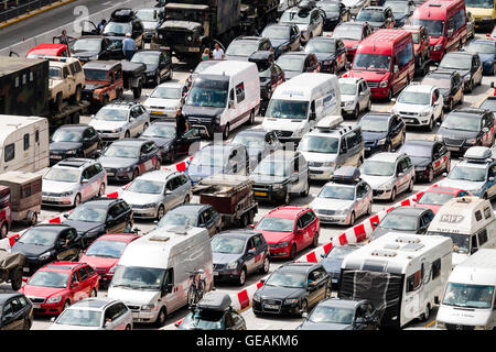 Warteschlange für Datenverkehr. 10 Fahrspuren, die bei hohen Sommertemperaturen für die Grenzkontrollen im englischen Hafen von Dover anstehen. Serve Disruption an der nebeneinanderliegenden French Frontier Control am Dover Fährhafen. Stockfoto