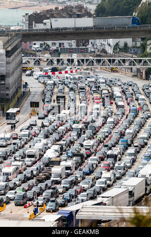 Warteschlange für Datenverkehr. 10 Fahrspuren, die bei hohen Sommertemperaturen für die Grenzkontrollen im englischen Hafen von Dover anstehen. Serve Disruption an der nebeneinanderliegenden French Frontier Control am Dover Fährhafen. Stockfoto