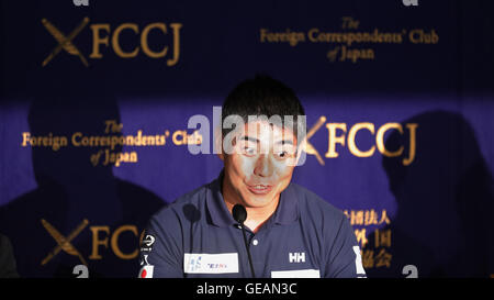 November 2016. 25. Juli 2016. Kojiro Shiraishi, 25. Juli 2016 - Segeln: Kojiro Shiraishi nimmt an einer Pressekonferenz in Tokio Foreign Correspondents' Club of Japan, Tokyo, Japan. Shiraishi konkurrieren in der Vendee Globe around the World Solo-Regatta im November 2016. © Sho Tamura/AFLO SPORT/Alamy Live-Nachrichten Stockfoto