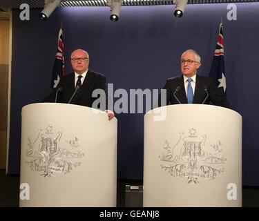 Sydney. 25. Juli 2016. Australian Prime Minister Malcolm Turnbull (R) spricht während einer Pressekonferenz in Sydney 25. Juli 2016. Australien wird weiter die Inhaftierung von Terror-in Verbindung stehende Handlungen als Teil eines Bündels von neue Anti-Terror-Gesetze zur Preventlone Wolf helfen verurteilt "Stil Angriffe, die weltweit Hunderte getötet zu haben. Bildnachweis: Matthew Burgess/Xinhua/Alamy Live-Nachrichten Stockfoto