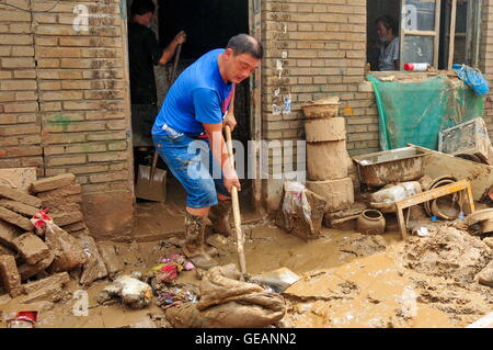 Xingtai, Chinas Provinz Hebei. 25. Juli 2016. Ein Dorfbewohner löscht versandet in Daxian Dorf Xingtai, Provinz Hebei North China, 25. Juli 2016. Insgesamt 1,678 Millionen Menschen sind betroffen, durch sintflutartige Regenfälle vom 19. Juli bis 21. Bildnachweis: Zhu Xudong/Xinhua/Alamy Live-Nachrichten Stockfoto