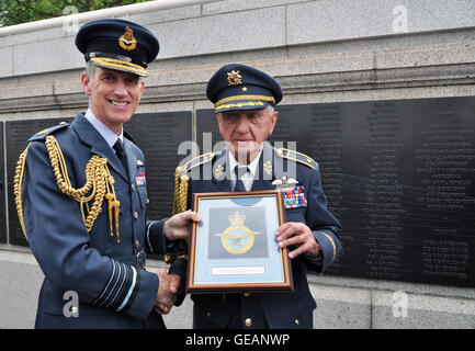 London, UK. 21. Juli 2016. Tschechische Weltkrieg Veteran General Emil Bocek (rechts), 93, besucht die Schlacht von Britain Memorial in London, Großbritannien, 21. Juli 2016. Abgebildet mit dem Chef des Air Staff, im Befehl der Royal Air Force, Air Chief Marshal Sir Stephen Hillier. © Karel Capek/CTK Foto/Alamy Live-Nachrichten Stockfoto