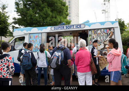 London, UK. 25. Juli 2016. Touristen und Besucher Schlange an einem Eiswagen auf der Southbank in London Credit: Keith Larby/Alamy Live News Stockfoto