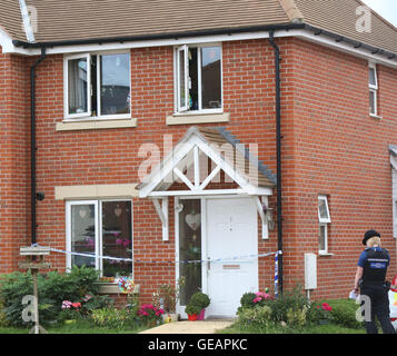 Romsey, Hampshire, UK. 25. Juli 2016. Eine Frau glauben, dass der Partner der Frau nach einer Messerstecherei wegen des Verdachts des versuchten Mordes verhaftet wurde.  Polizei wurden zu Berichte einer Auseinandersetzung im Widerrist Road, Romsey, bei etwa 23:05 letzte Nacht genannt.  Zwei 45-Jahr-alte Frauen wurden nach Southampton General Hospital mit Messerstichen und einer von ihnen wegen des Verdachts des versuchten Mordes verhaftet wurde.  Derzeit ist sie unter polizeilicher Bewachung im Krankenhaus.  Die Polizei sagt, die Verletzungen, die durch die beiden Frauen nicht gedacht werden, um lebensbedrohlich sein. Bildnachweis: Uknip/Alamy Live-Nachrichten Stockfoto